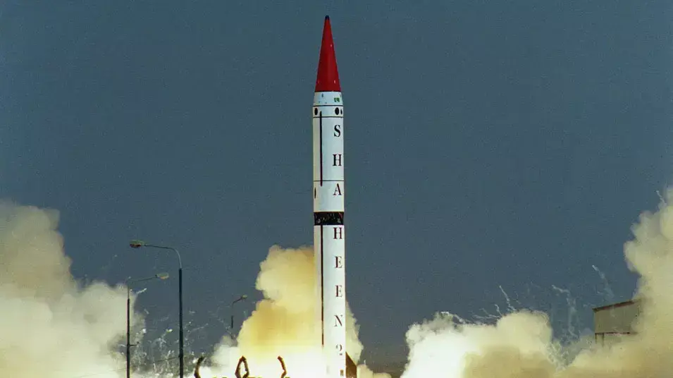 שיגור ניסוי של טיל בליסטי "חטף 6" ("שהאין 3"), המסוגל לשאת ראש נפץ גרעיני, פקיסטן, 29 באפריל 2006