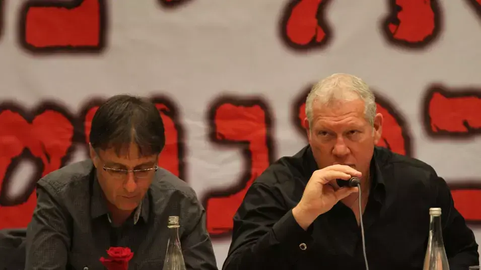 אריה אלטר יושב ראש ארגון השחקנים עם עודד מכנס