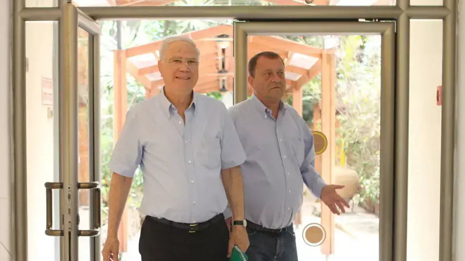 - יעקב שחר בעלי מכבי חיפה (שמאל) עם בעלי עירוני קרית שמונה איזי שרצקי