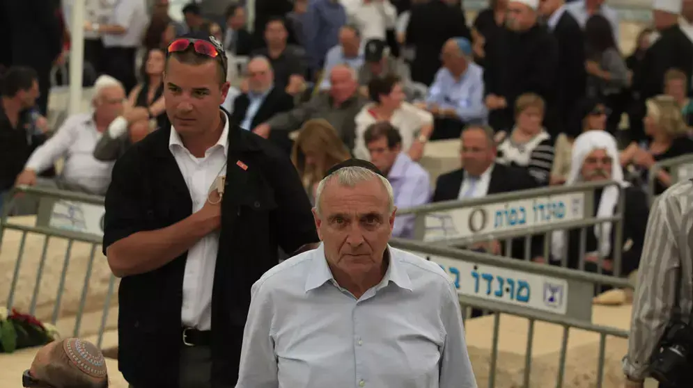 יצחק אהרונוביץ' בהלוויה של בן ציון נתניהו אביו של ראש הממשלה, בנימין נתניהו, אפריל 2012