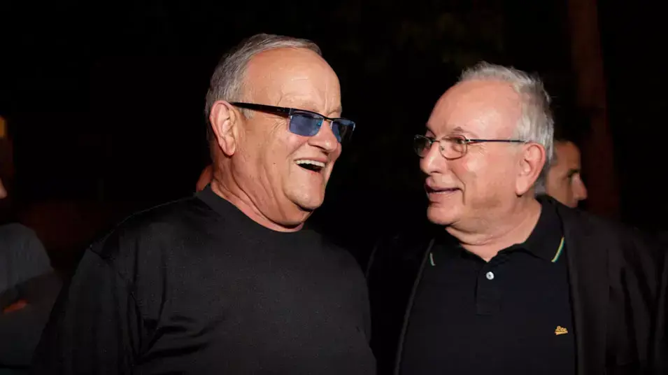 אתם שם בבית, הקרנת הבכורה