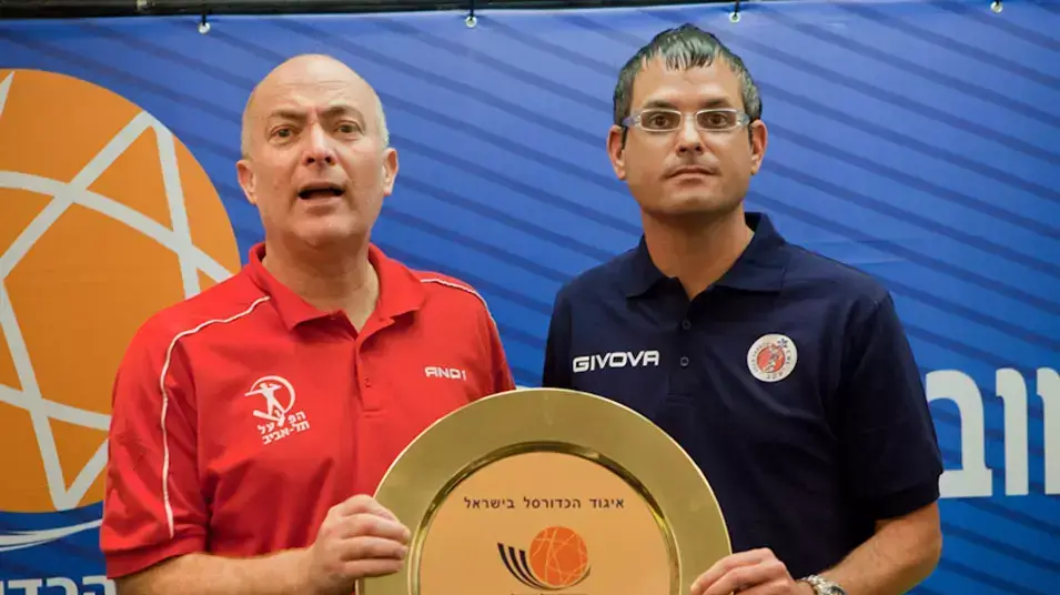 מאמן הפועל תל אביב ארז אדלשטיין יחד עם מאמן מכבי באר יעקב עידן פלדה