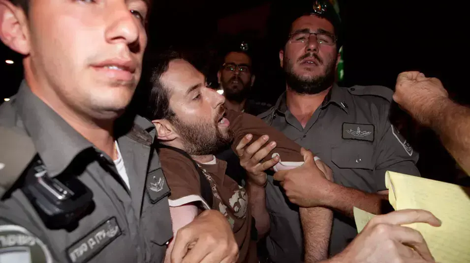 מעצרים בהפגנה נגד ממשלת אחדות בכיכר הבימה תל אביב, מאי 2012