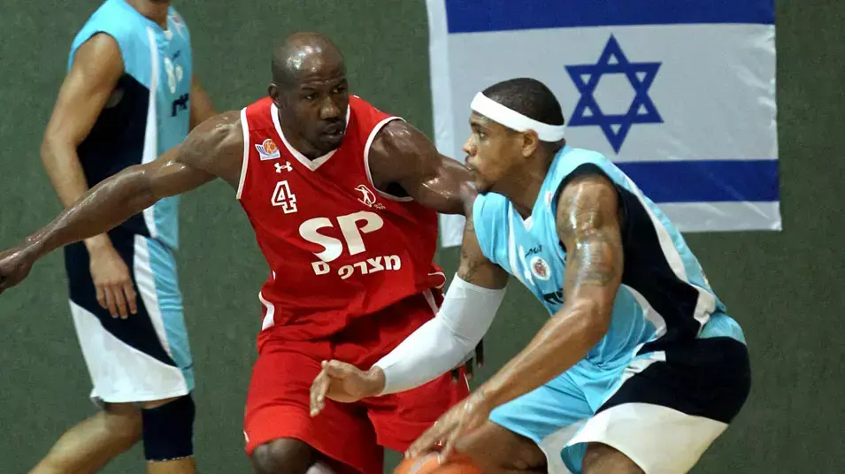 קורי קאר שחקן הפועל תל אביב שומר על נייט מילר שחקן מכבי באר יעקב (האדום ב-112) קורי קאר שחקן הפועל תל אביב שומר על נייט מילר שחקן מכבי באר יעקב (האדום ב-112)