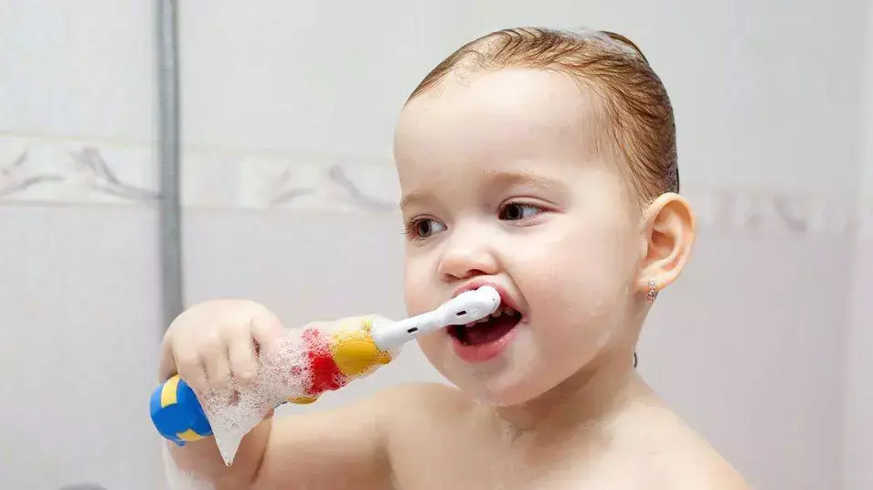 ילד מצחצח שיניים