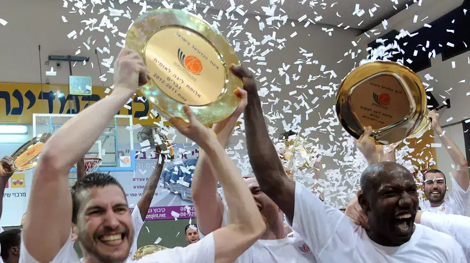 שחקני הפועל תל אביב מתן נאור, קורי קאר חוגגים העפלה לליגת העל