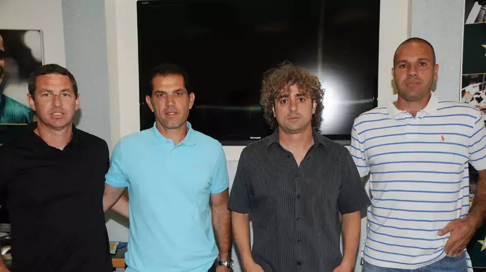 ראובן עטר מאמן מכבי חיפה (שני מימין)