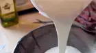 מערבבים את הג'לטין עם שמנת, יוגורט וגרידת לימון.