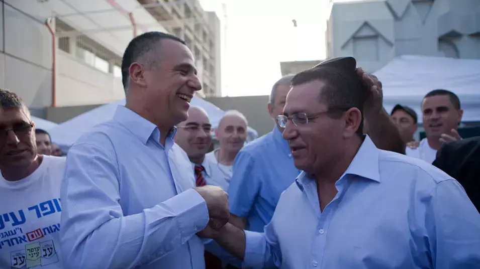 עופר עיני מצביע בבחירות להסתדרות, מאי 2012