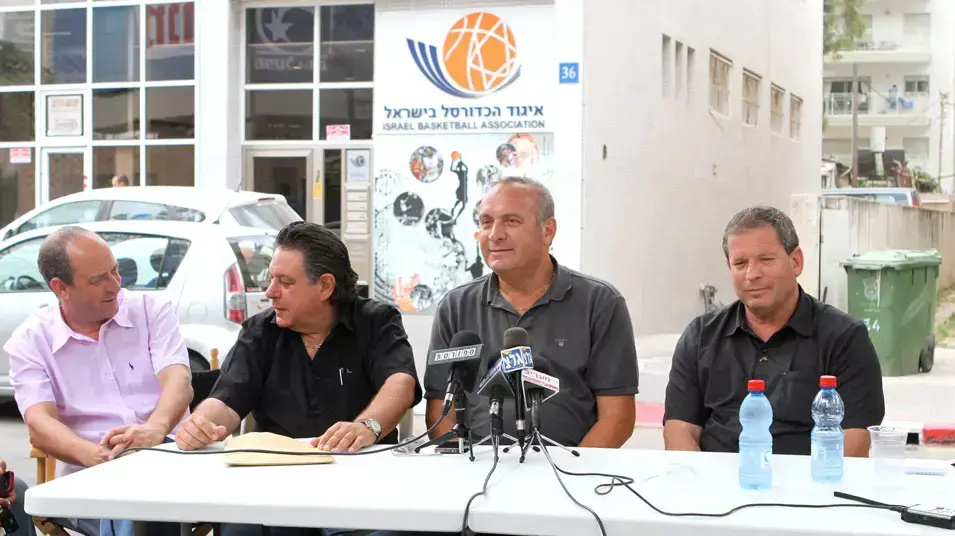 מסיבת עיתונאים מאולתרת של סיעת עוז מחוץ לאיגוד הכדורסל