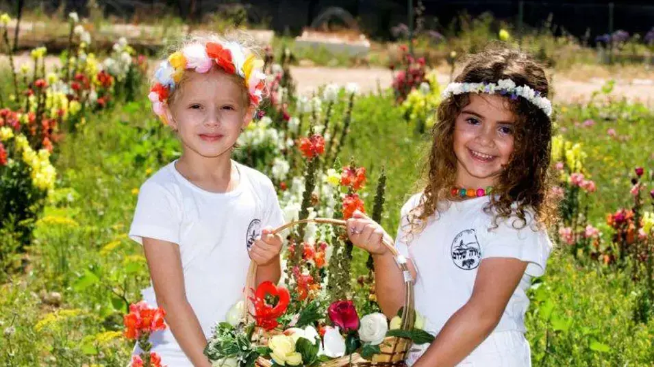 ילדות עם טנא ביכורים לשבועות ילדות עם טנא ביכורים לשבועות