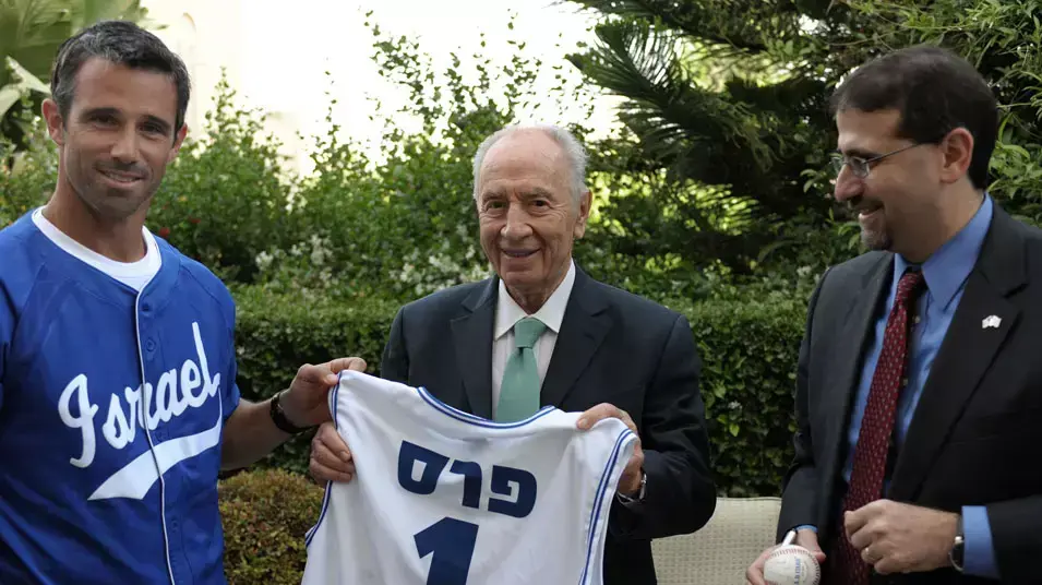 מאמן נבחרת ישראל בייסבול בראד אוסמוס עם נשיא המדינה שמעון פרס שגריר ארצות הברית דן שפירו