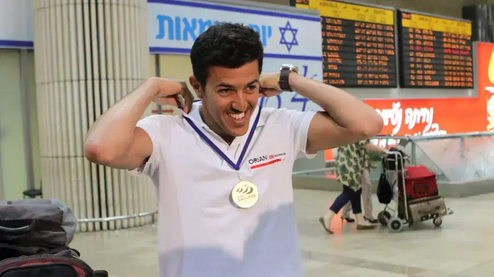 שייט ישראלי שחר צוברי עם מדליית זהב