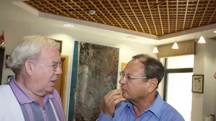 ראש עיריית אשקלון בני וקנין והבעלים יוסי דהאן