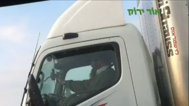 נהג משאית משוחח בטלפון סלולארי בזמן נהיגה ומזגזג בכביש