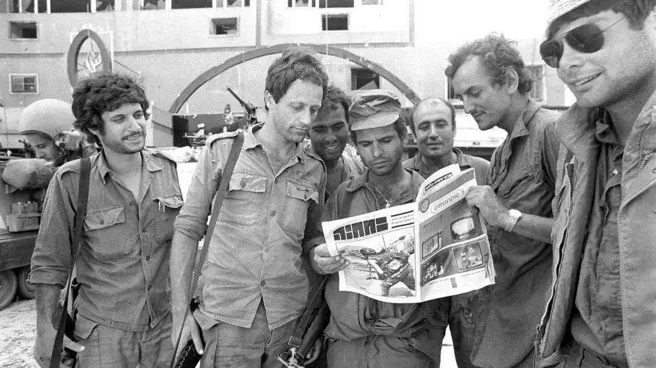 לוחמים בשטח קוראים עיתון במחנה, במלחמת שלום הגליל, יוני 2012