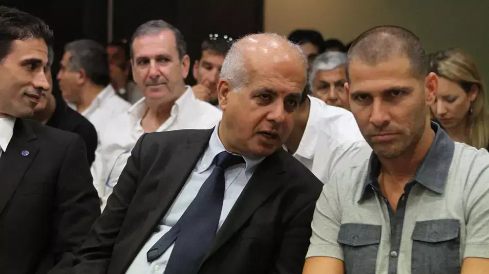 סוכן השחקנים אבי נמני משוחח עם יושב ראש ההתאחדות לכדורגל אבי לוזון