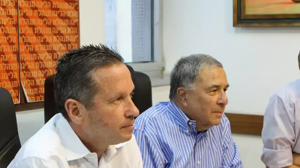 יו"ר מנהלת ליגת העל ואיגוד הכדורסל אבנר קופל יחד עם הבעלים של מכבי תל אביב שמעון מזרחי