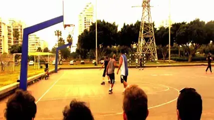 כל החתיכים אצלי בקליפ לשיר "עולם תקין"