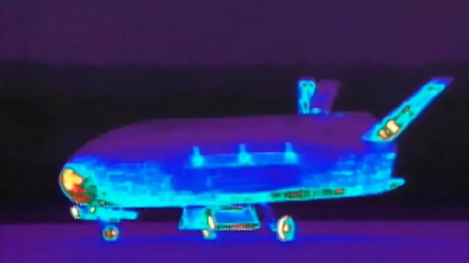 מעבורת החלל הניסויית X-37B בבסיס חיל האוויר ונדנברג יוני 2012