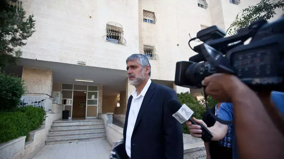 שר הפנים אלי ישי בפתח ביתו ביום הגשת דוח מבקר המדינה על השריפה בכרמל, יוני 2012