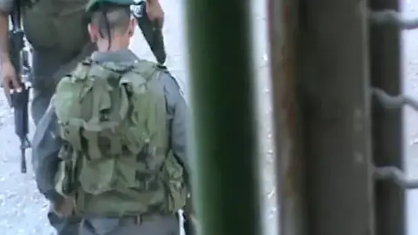 תיעוד: שוטר מג"ב בועט בילד פלסטיני בחברון