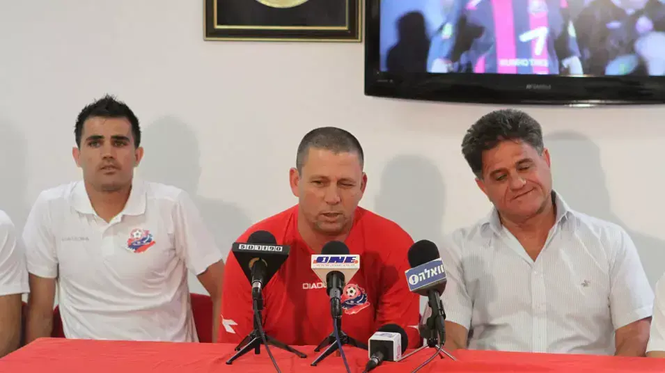מאמן הפועל חיפה ניר קלינגר (במרכז) לצד המנכ"ל אפרים גבאי ושחקן הרכש, מהראן לאלה