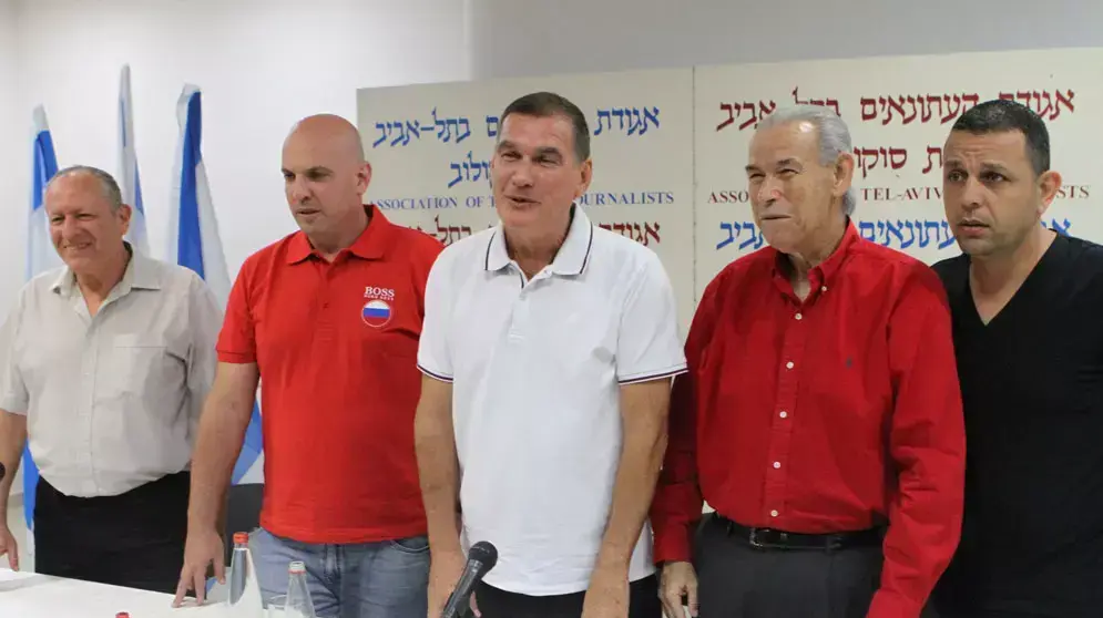 ראשי קבוצת הרכישה של הפועל תל אביב חיים רמון, משה תאומים, פרוספור משה בר ניב, המנכ"ל אמיר לובין, המאמן ניצן שירזי