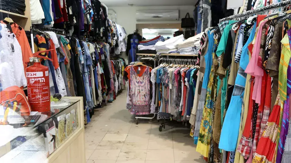 אם ובתה נפגעו בשריפה בחנות בגדים בחיפה