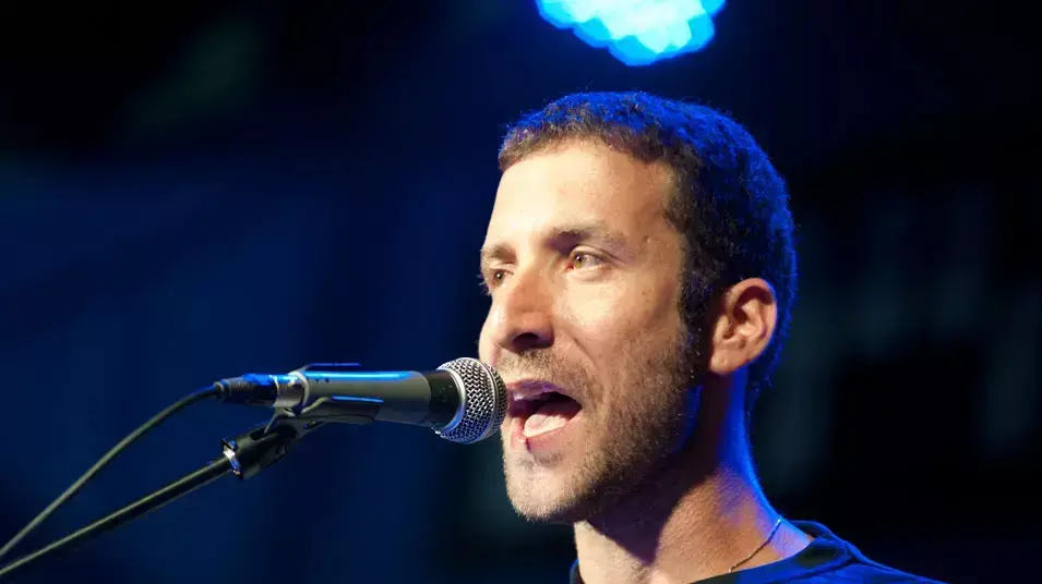 איציק שמולי בהפגנה למען שוויון בנטל בתל אביב