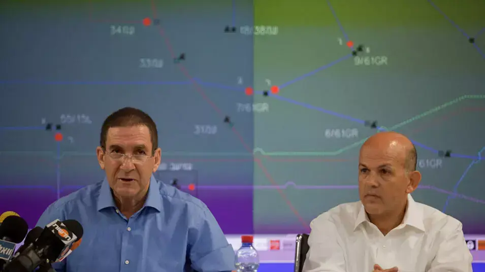 מנכ"ל חברת חשמל  אלי גליקמן ויו"ר דירקטוריון חברת חשמל יפתח רון טל במסיבת עיתונאים על צריכת החשמל תל אביב, יולי 2012