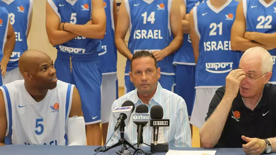 אריק שיבק מאמן נבחרת ישראל עם אבנר קופל אלכס טיוס