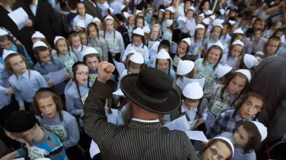 חרדים מפגינים בשכונת מאה שערים בירושלים נגד חוק הגיוס. יולי 2012