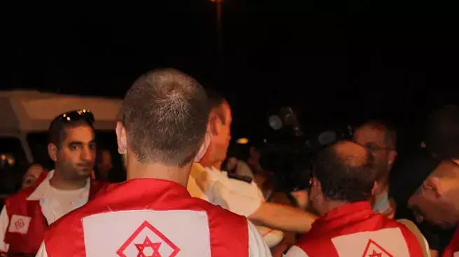 צוותי מד"א נערכים לקראת עלייתם לטיסה של המשלחת לבורגס, יולי 2012