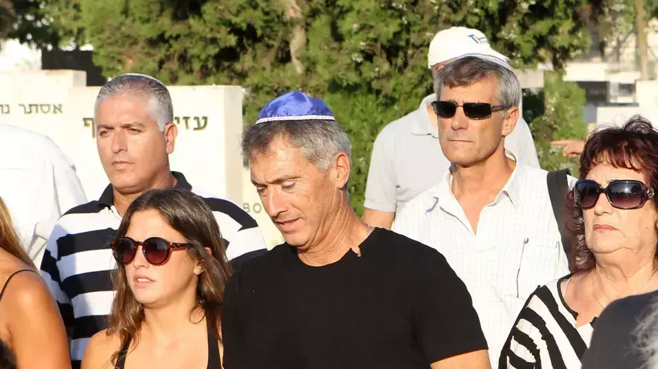 שחקן העבר בני טבק בהלווית אביו דוד טבק ז"ל