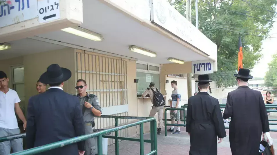 חרדים מגיעים להתגייס בבקו"ם יום אחרי פקיעת חול טל, בקו"ם, יולי 2012