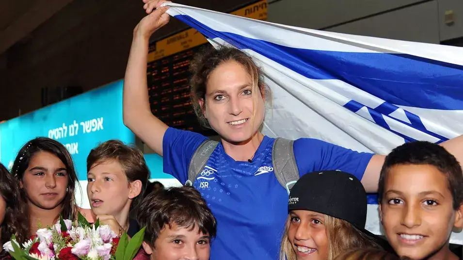 גולשת ישראלית לי קורזיץ עם אוהדים בשדה התעופה