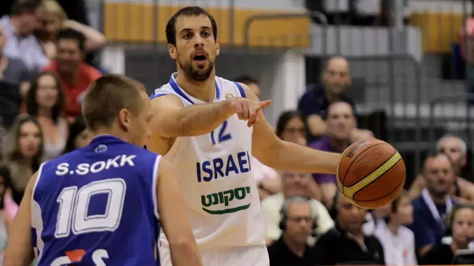 שחקן נבחרת ישראל יותם הלפרין  מול שחקן נבחרת אסטוניה סטן סוק