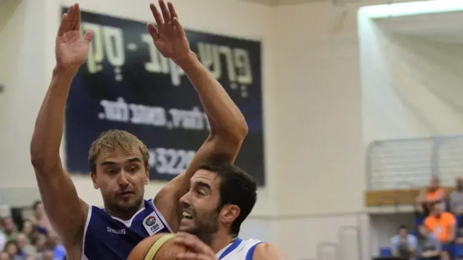 שחקן נבחרת ישראל יוגב אוחיון מול אסטוניה