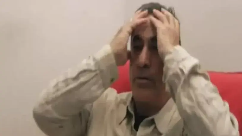 גדעון לוי עם הידיים על הראש