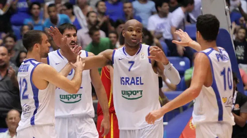 שחקני נבחרת ישראל גיא פניני, יותם הלפרין, עומרי כספי עם אלכס טיוס
