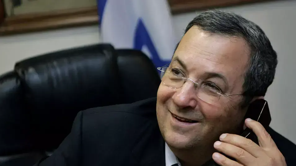 שר הביטחון, אהוד ברק, משוחח בטלפון