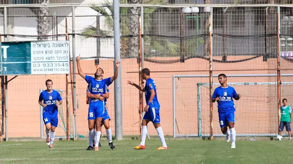 שחקני בני לוד חוגגים עם רן בן שמעון