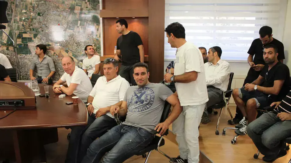 דני לאופר (שמאל) בישיבת מועצה רמת השרון