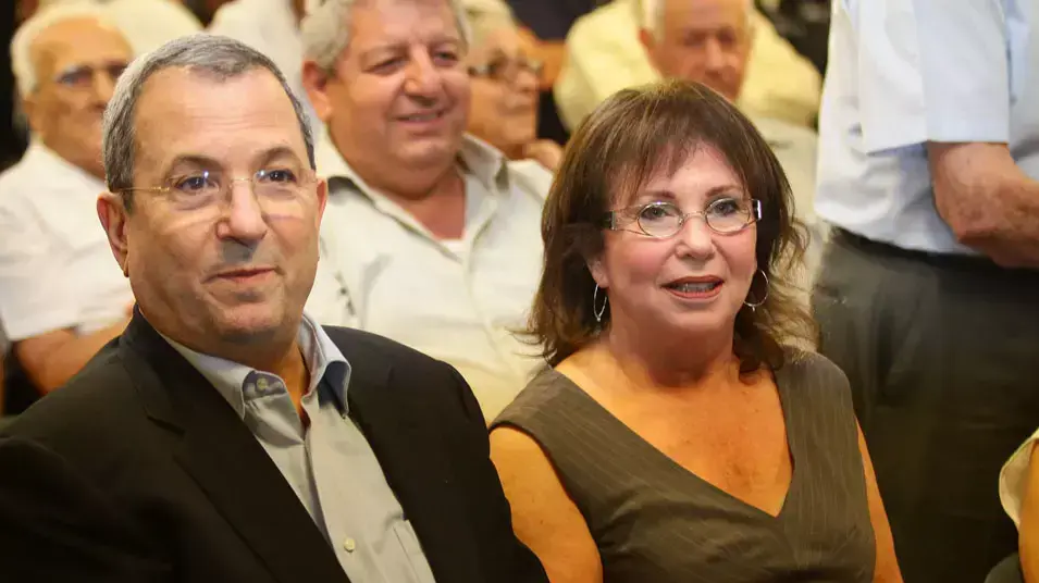 שר הביטחון אהוד ברק בהרמת כוסית לכבוד ראש השנה של מפלגת העצמאות, תל אביב, ספטמבר 2012