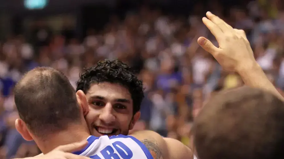 שחקני נבחרת ישראל ליאור אליהו עידו קוז'יקרו מתחבקים