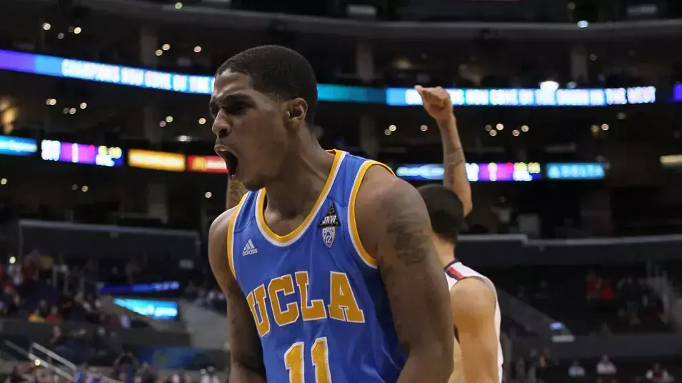 לאזריק ג'ונס במדי מכללת UCLA
