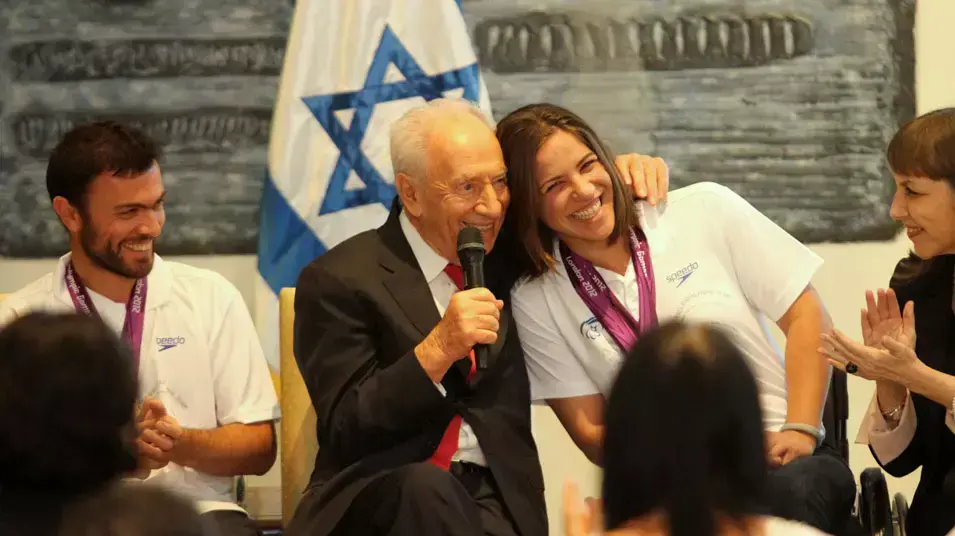 נשיא המדינה שמעון פרס עם הספורטאים הפראלימפיים ענבל פיזארו, נועם גרשוני