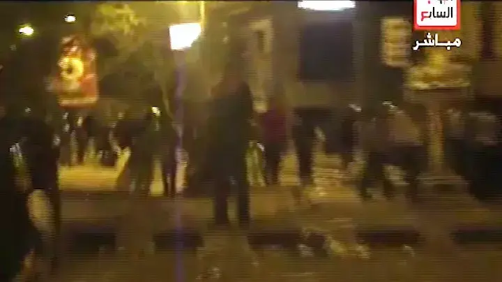מצרים מפגינים מחוץ לשגרירות האמריקאית