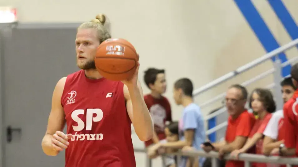 יונתן שולדבראנד שחקן הפועל תל אביב כדורסל
